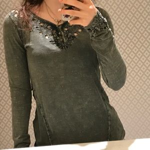 Free people shirt with super cute cut out design
